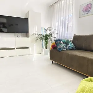 The White - Great Ferris Wheel Apartment